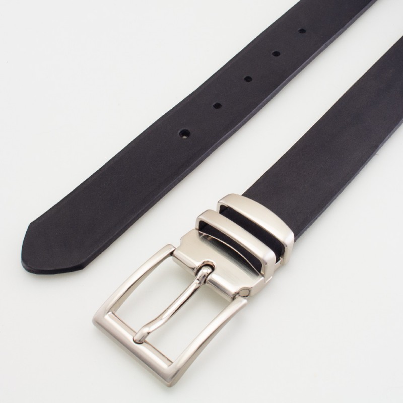 Cintura in pelle colore NERO con passanti in metallo
